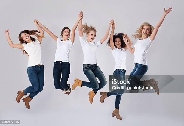 Feier Der Erfolg Von Jumping Bis Stockfoto und mehr Bilder von Frauen - Frauen, Hochspringen, Jubeln