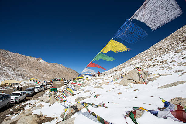 bandera de oración en mayor highway khardungla aprobado, leh ladakh - prudish fotografías e imágenes de stock