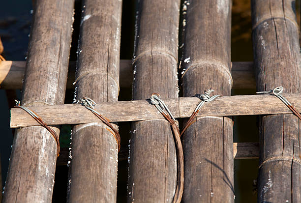 bügeleisen-fächer für bridge bambus - wood rough bonding roof beam stock-fotos und bilder