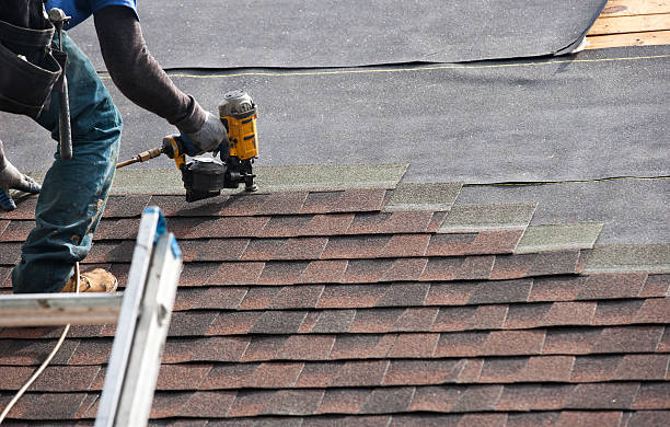 кровельщиков установке новых крышей на дом - home improvement construction house nail стоковые фото и изображения