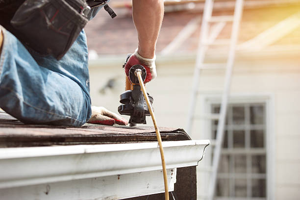 dekarzy instalacja nowego dachu w domu - roof roofer wood shingle house zdjęcia i obrazy z banku zdjęć