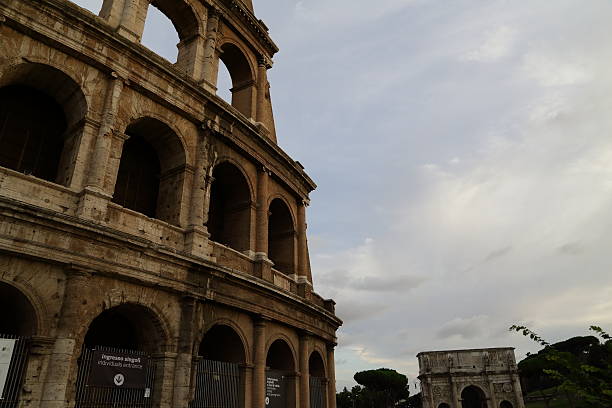 il colosseo di roma (italia - forum of nerva foto e immagini stock
