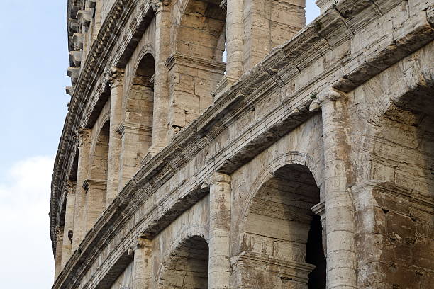 il colosseo di roma (italia - forum of nerva foto e immagini stock