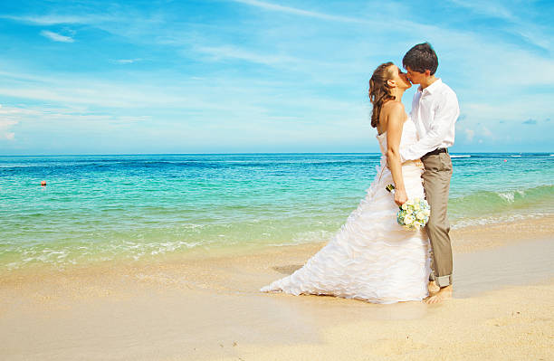panna młoda i pana młodego całować na plaży - romance tropical climate ideas travel destinations zdjęcia i obrazy z banku zdjęć