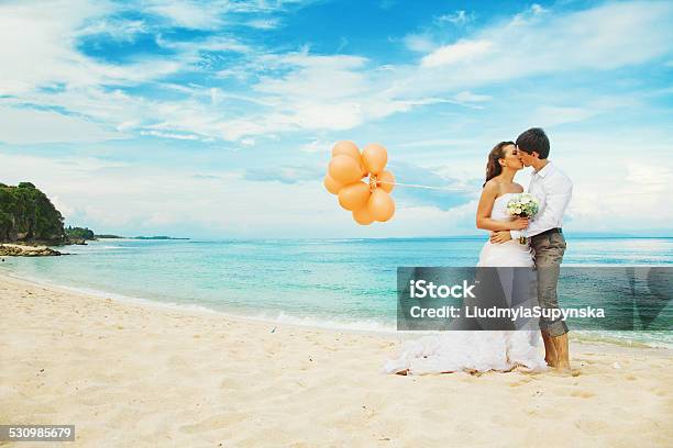 Braut Und Bräutigam Küssen Am Strand Stockfoto und mehr Bilder von Hochzeit - Hochzeit, Strand, 2015