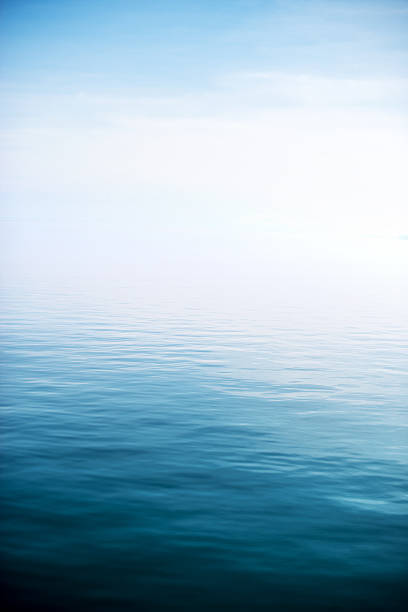 calma y lago azul profundo - sea blue lake fotografías e imágenes de stock