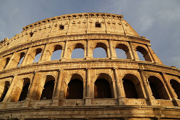 il colosseo di roma (italia - forum of nerva foto e immagini stock