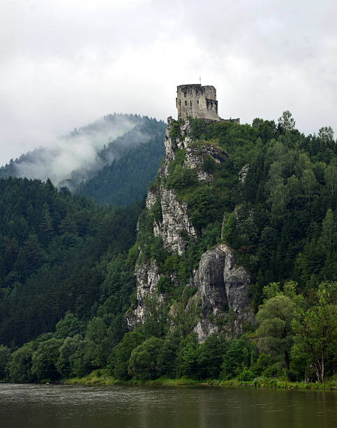 starożytne ruiny na wzgórze nad rzeką - slovakia ancient past architecture zdjęcia i obrazy z banku zdjęć