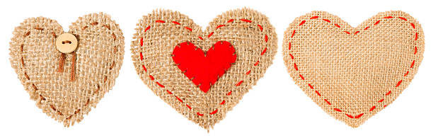 herzform aufgesetzte naht eingelassene, sackcloth dekorativer stoff, valentinstag - heart shape textile button hanging stock-fotos und bilder