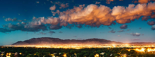 panorama vue sur les toits d'albuquerque et le sandia peak - albuquerque new mexico skyline southwest usa photos et images de collection