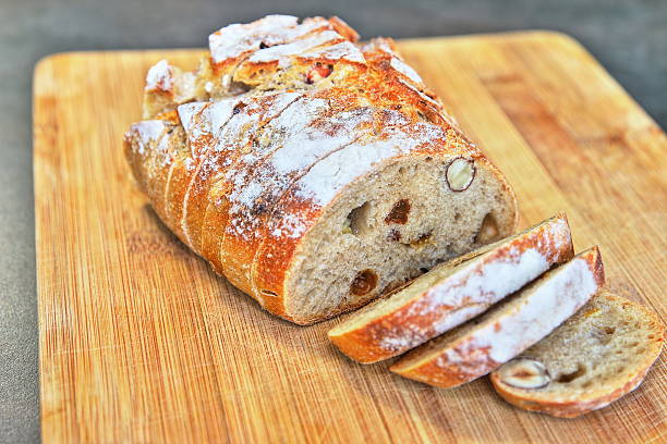 saudável pão integral chamado pão de esportes - walnut bread - fotografias e filmes do acervo