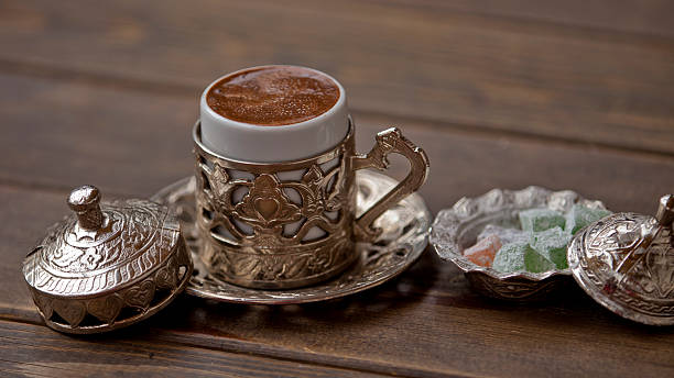 café - coffee table non alcoholic beverage turkish coffee black coffee imagens e fotografias de stock