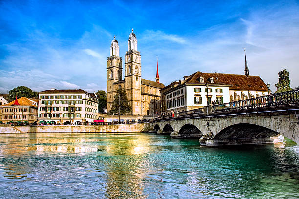 catedral grossmünster con río limmat, zúrich, suiza - grossmunster cathedral fotografías e imágenes de stock