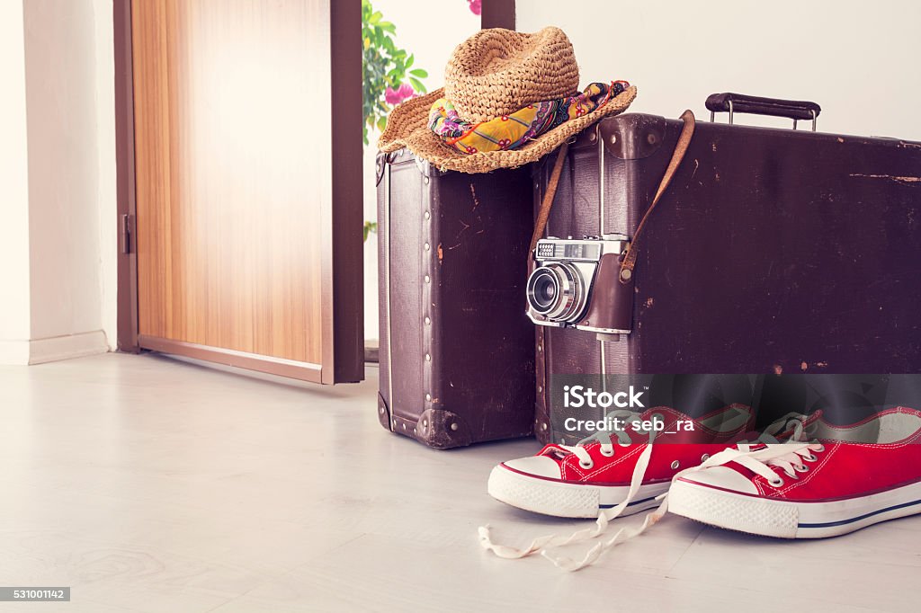 Vacaciones maleta por la puerta frontal - Foto de stock de Vacaciones - Viaje libre de derechos