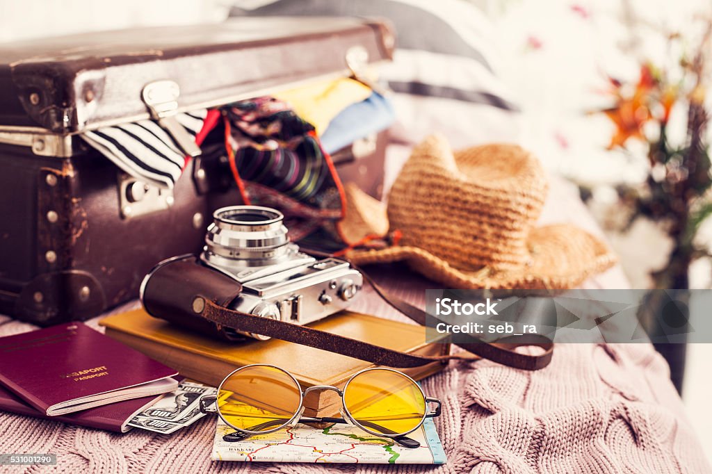 준비하셨습니까 휴가 여행 가방 에 침대 - 로열티 프리 여행 가방 스톡 사진