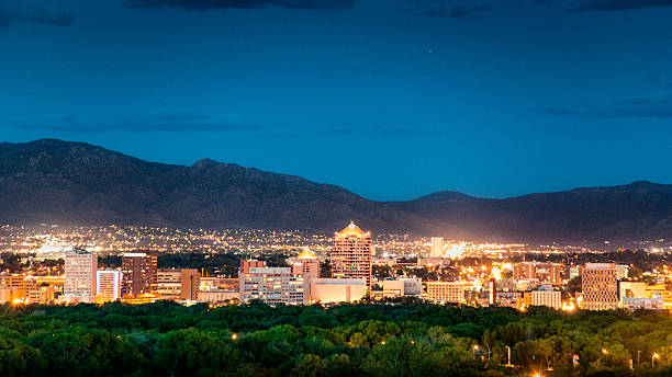 vue sur albuquerque, au crépuscule - albuquerque new mexico skyline southwest usa photos et images de collection