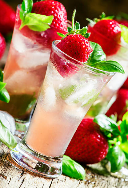 istock Alcoholic cocktail feeling and strawberry 531003106