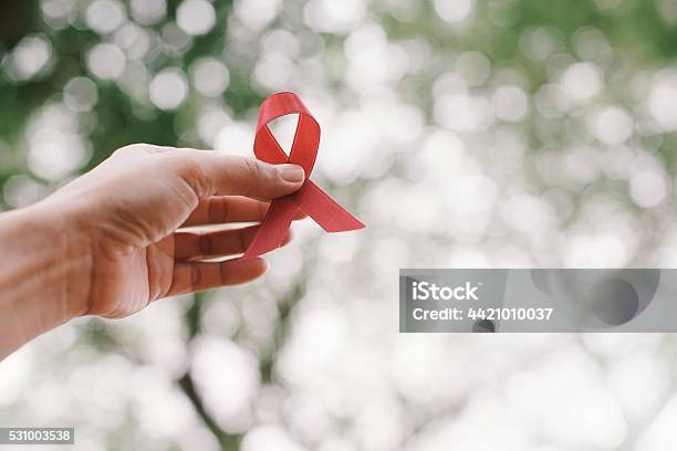 Cinta Roja Contra El Sida En La Mano Foto de stock y más banco de imágenes de VIH - VIH, SIDA, Cinta