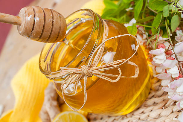 istock Pot of honey 531005120