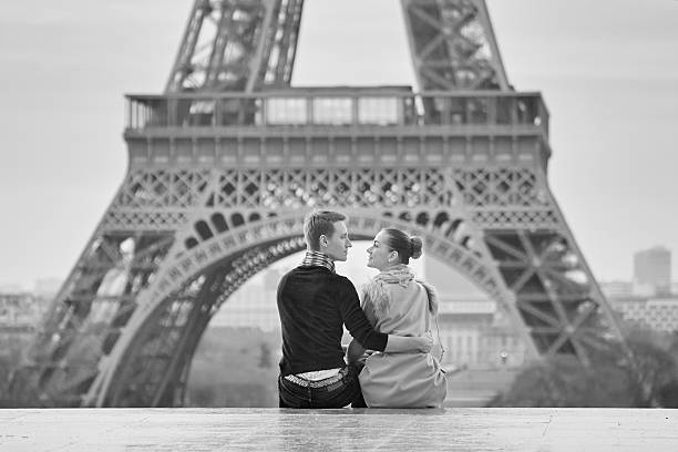 joven pareja romántica cerca de la torre eiffel en parís - honeymoon wedding paris france bride fotografías e imágenes de stock