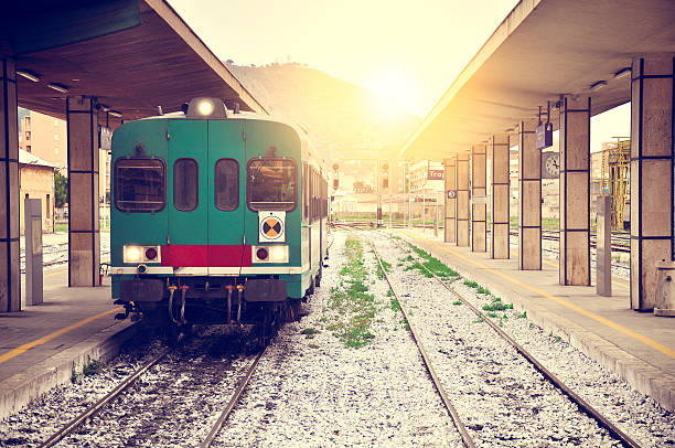 トラーパニ 鉄道駅がございます。 - diesel locomotive ストックフォトと画像