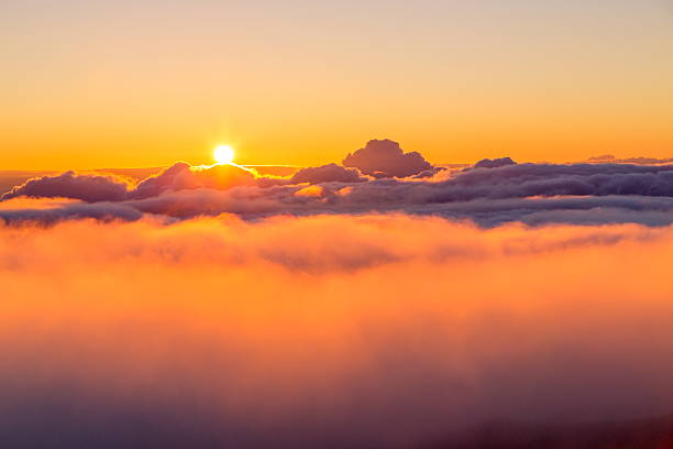 mount haleakala sonnenaufgang, maui - haleakala national park maui nature volcano stock-fotos und bilder