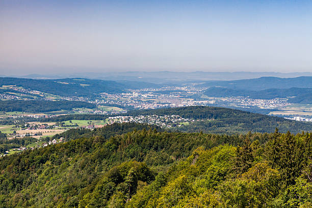 vista para a montanha, perto de zurique uetliberg - sechseläuten - fotografias e filmes do acervo