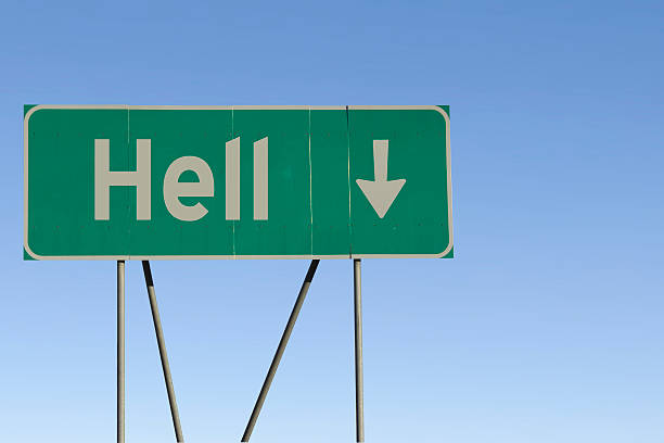 inferno a com a seta a apontar para baixo - heaven hell road sign sign imagens e fotografias de stock