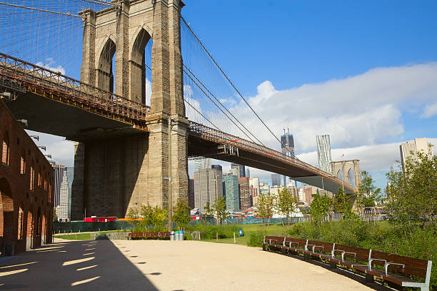 istock Park with benches near the Brooklyn Bridge 531009219