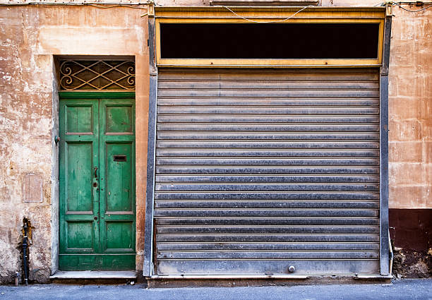 ancien magasin sur le devant - building exterior store closed photography photos et images de collection