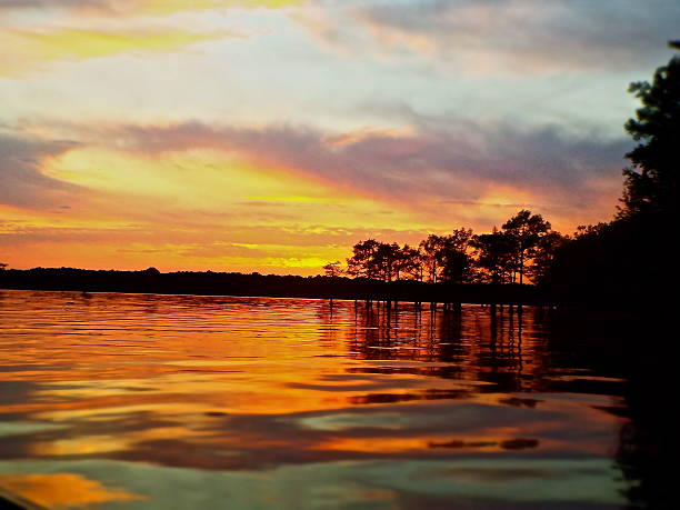 pôr do sol sobre o lago - lago caddo - fotografias e filmes do acervo