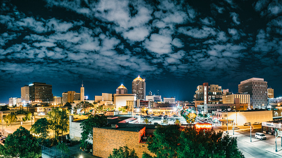 Panorama de los edificios de la ciudad de Albuquerque por la noche photo