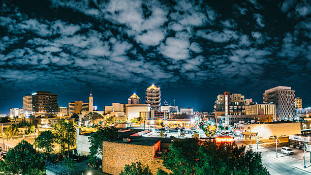 panorama de los edificios de la ciudad de albuquerque por la noche - nuevo méxico fotografías e imágenes de stock