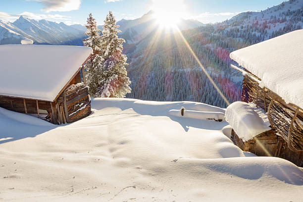 schihütten in den verschneiten alpen - alpin stock-fotos und bilder