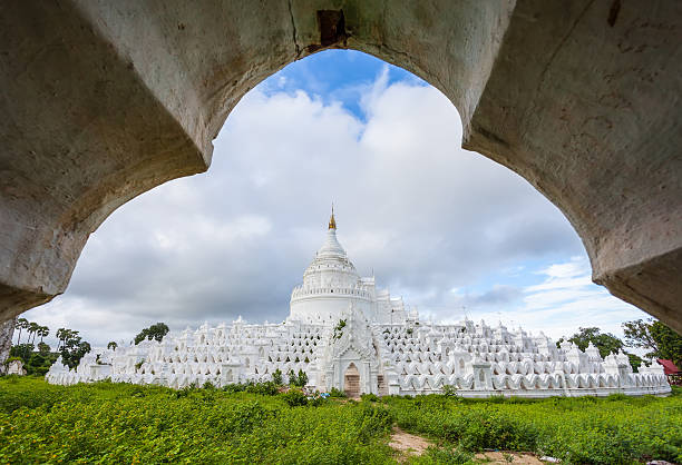 la pagode blanche de paya hsinbyume temple - paya photos et images de collection