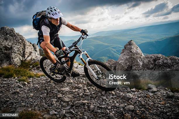 Biker Riding On A Mountain Trail Stockfoto en meer beelden van Mountainbike - Mountainbike, Mountainbiken - Fietsen, Fietsen
