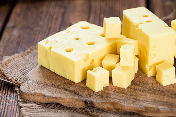 часть сыра (крупный план - swiss cheese стоковые фото и изображения
