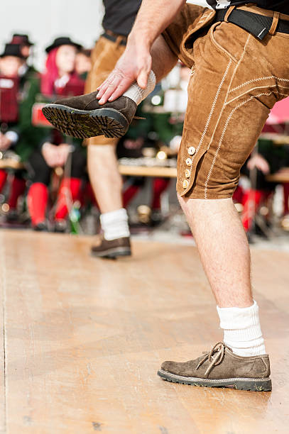 мужчины делают австрийского folk dance - german culture oktoberfest dancing lederhosen стоковые фото и изображения