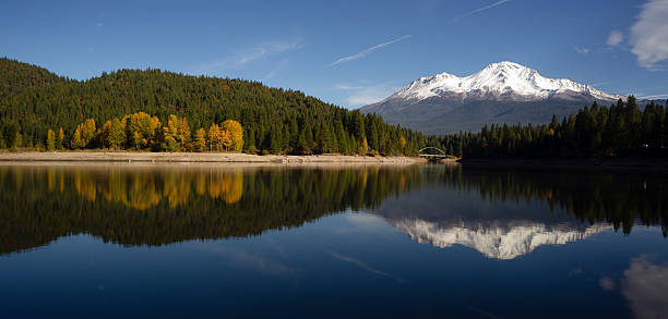 Mt Shasta Reflection Mountain Lake Modest Bridge California Recreation Mount Shasta standing above a lake with the same name siskiyou lake stock pictures, royalty-free photos & images