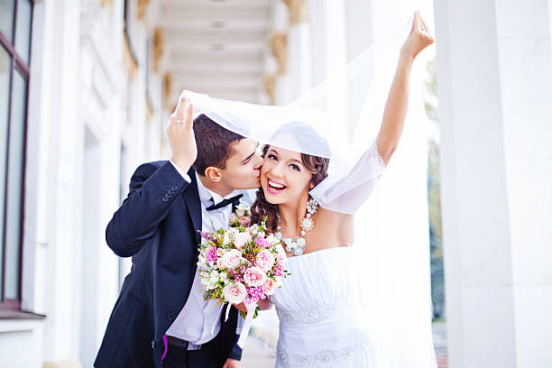 casal no dia do seu casamento - bouquet wedding bride single flower imagens e fotografias de stock