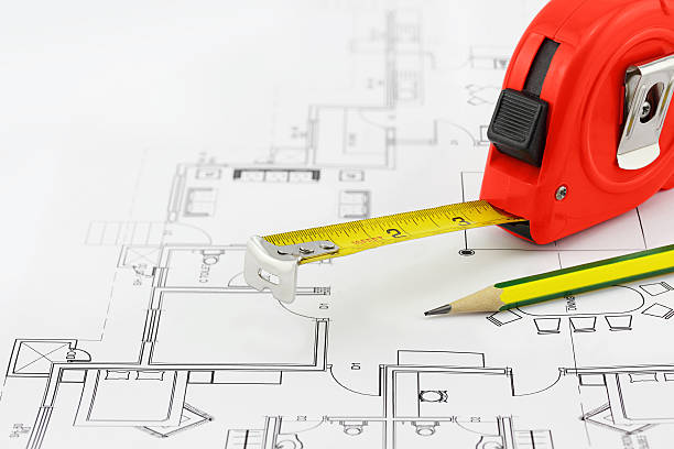 metro a nastro e matita su piano di costruzione di disegno - house construction tape measure blueprint foto e immagini stock