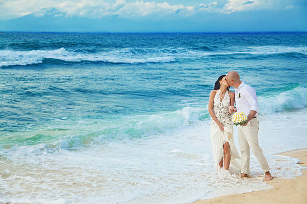 braut und bräutigam am strand - women hawaii islands beach beauty in nature stock-fotos und bilder
