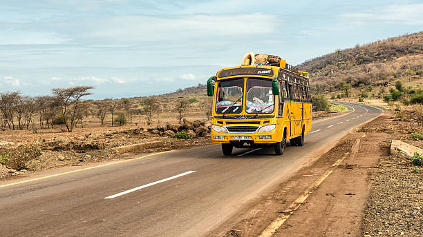 african autobusem podróżuje z arusza do namanga, tanzania - suitcase old fashioned road retro revival zdjęcia i obrazy z banku zdjęć