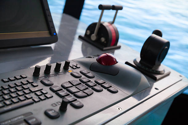 moderno panel de control de los buques con teclado y acelerador - throttle industrial ship passenger ship nautical vessel fotografías e imágenes de stock