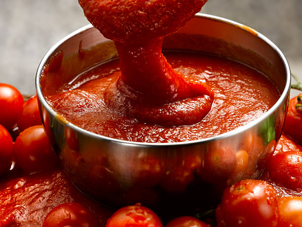 томатный соус - соус из помидоров стоковые фото и изображения