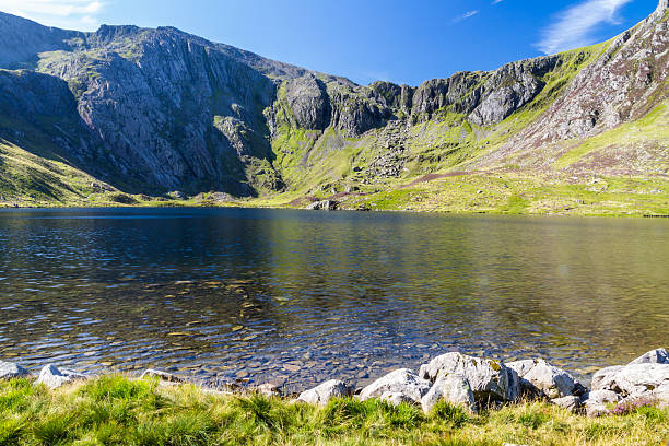 lago e as montanhas, llyn idwal e o diabo do " hiltonâ cozinha. - devils lake - fotografias e filmes do acervo