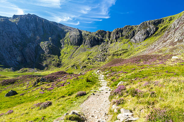 caminho para o lago e as montanhas, cwm idwal e o diabo do " hiltonâ cozinha. - devils lake - fotografias e filmes do acervo