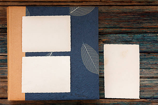 album foto vintage di latar belakang kayu pedesaan - halaman kertas foto potret stok, foto, & gambar bebas royalti