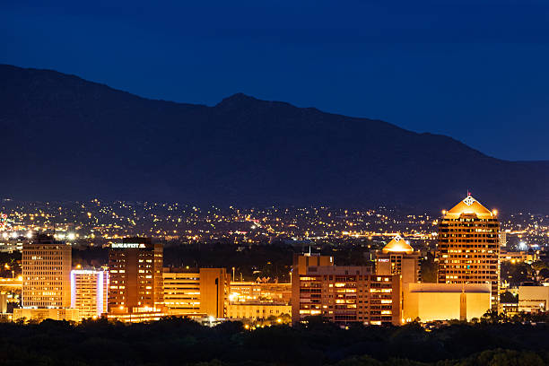 albuquerque, novo méxico, paisagem à noite - albuquerque new mexico skyline building exterior - fotografias e filmes do acervo