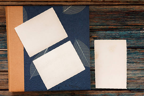 album foto vintage di latar belakang kayu pedesaan - halaman kertas foto potret stok, foto, & gambar bebas royalti